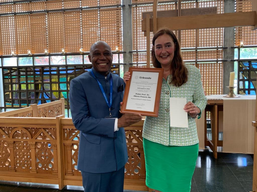 Der nigerianische Priester und Menschenrechtler Obiora Francis Ike mit der Stiftungsvorsitzenden Michaela Koller