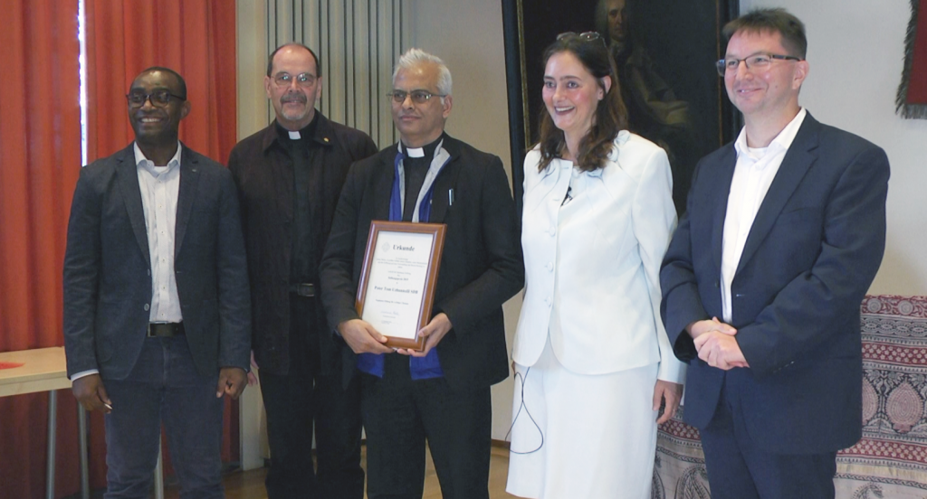 v.l.n.r.: Stellv. Vorsitzender Emmanuel Ogbunwezeh, Vorstandsmitglied Monsigore Joachim Schroedel, Preisträger Pater Tom Uzhunnalil, Stiftungsvorsitzende Michaela Koller, Laudator Michael Blume; Copyright: Stephanusstiftung für verfolgte Christen