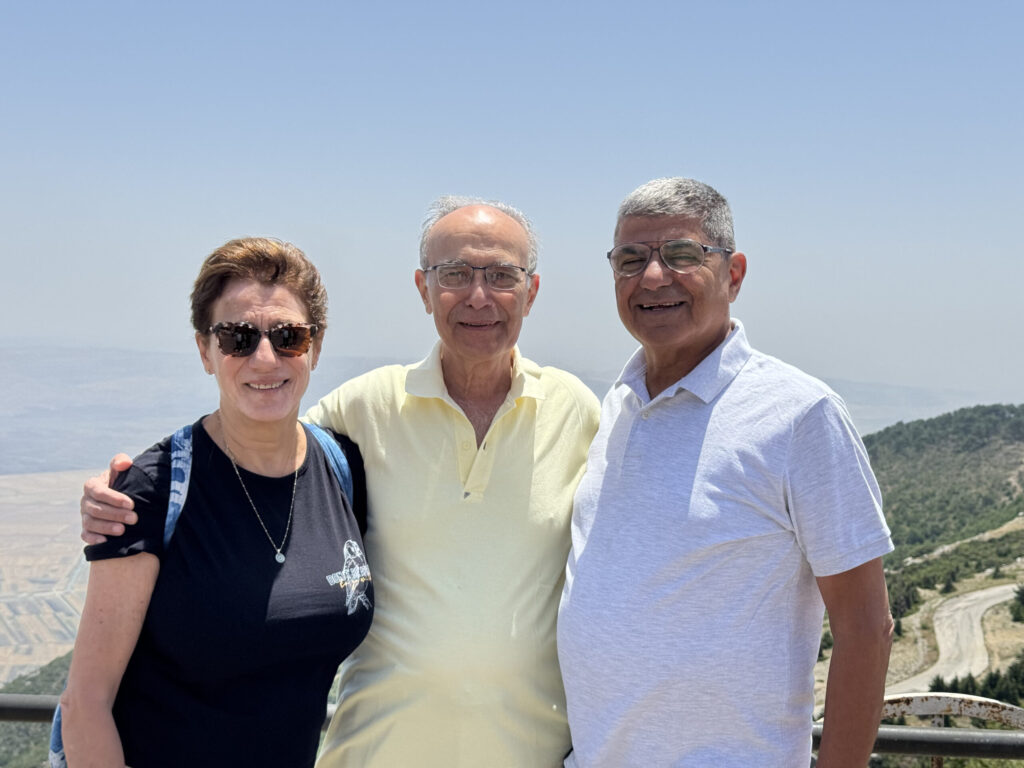Die Gründer der Blauen Maristen: Leyla, und Nabil Antaki mit Frere Georges